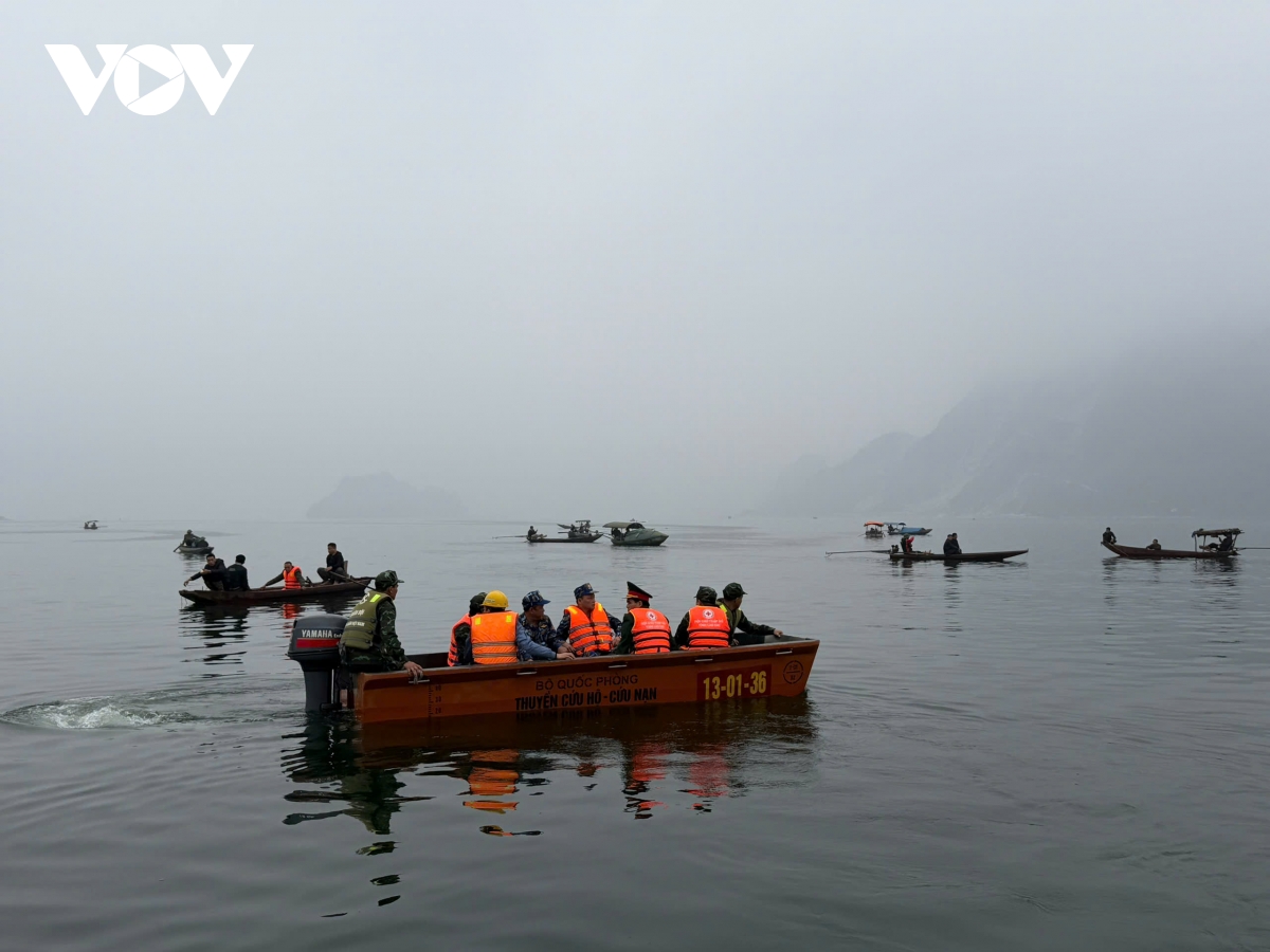 Vụ lật thuyền trên hồ Thác Bà: Bà con hỗ trợ lực lượng cứu hộ tìm kiếm nạn nhân